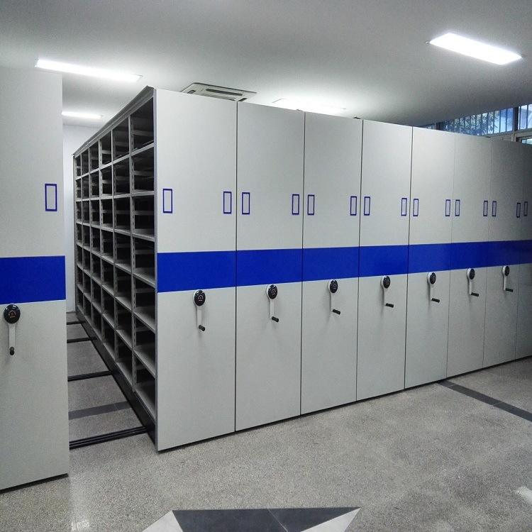 檔案密集架分為智能型電動(dòng)密集架和手搖式密集架，款式分為：雙柱雙面式，櫥式、箱式、抽屜式、掛網(wǎng)式幾種款式：